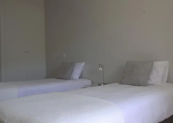 Eiradouro Casa Amendoeira * Mos (Guarda)